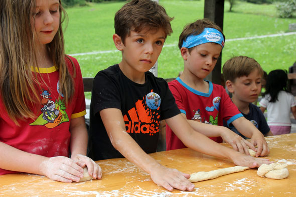 Unter fachmännischer Anleitung wird der Nachwuchs in die Kunst des Brotbackens eingeführt. (Foto Ulrike Katrin Peters) 