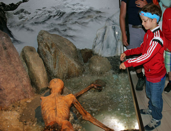 Selbst für Kinder ist der Fund von Ötzi überaus spannend aufbereitet. (Foto Ulrike Katrin Peters)