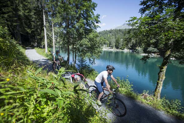 Herrliche Wälder und prächtige Gewässer prägen die Dre-Seen-Tour rund um Flims. (Foto Gaudenz Danuser)