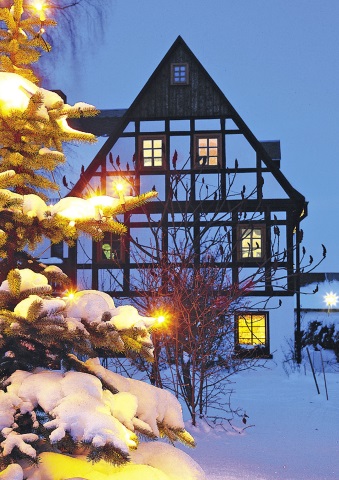 Winter-Romantik pur: Umgebindehäuser sind typisch für die südliche Oberlausitz. (Foto: djd)