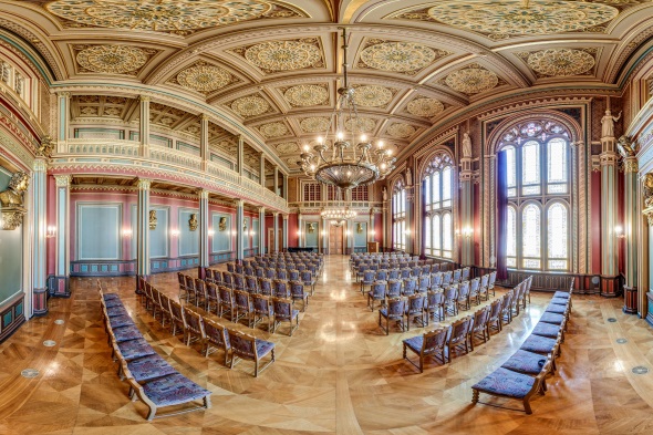 Auf einer Führung durch die Barockstadt Zittau kann man auch den reich ausgestatteten Bürgersaal besichtigen. (Foto: djd)