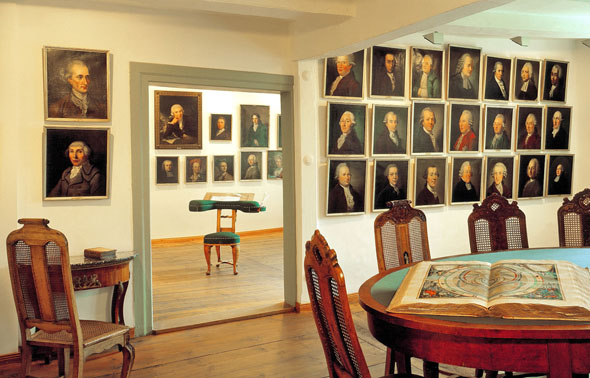 In seinem "Freundschaftstempel" hat der Dichter Johann Wilhelm Ludwig Gleim die Porträts seiner Brieffreunde gesammelt. (Foto: U.Schrader)