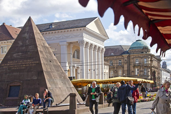 Das Wahrzeichen Karlsruhes ist ägyptisch geprägt: Die rund sieben Meter hohe Pyramide aus rotem Sandstein steht auf dem Marktplatz. (Foto: djd)