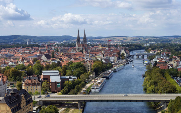Die Donau ist Lebensader der ostbayerischen Welterbe-Stadt Regensburg. (Foto: djd)