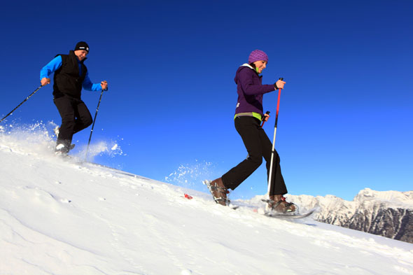 Schneeschuhwanderer können rund um Mauterndorf in die verschneite Bergwelt eintauchen. (Foto: Andreas Meier)