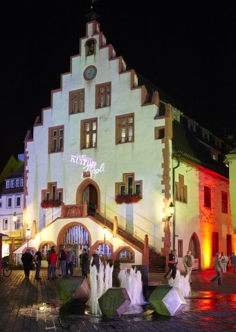 Für einen Abend erstrahlt das historische Rathaus von Karlstadt in buntem Lichterglanz. (Foto: djd)