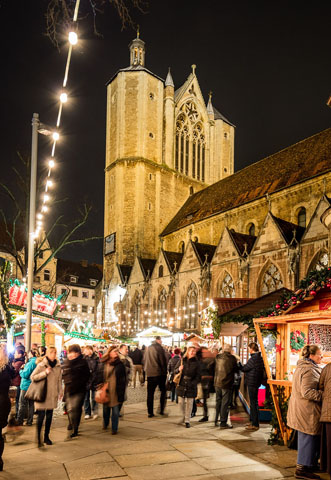 Der Dom St. Blasii bildet die eindrucksvolle Kulisse für den Weihnachtsmarkt in der Löwenstadt Braunschweig. (Foto: Marek Kruszewski)