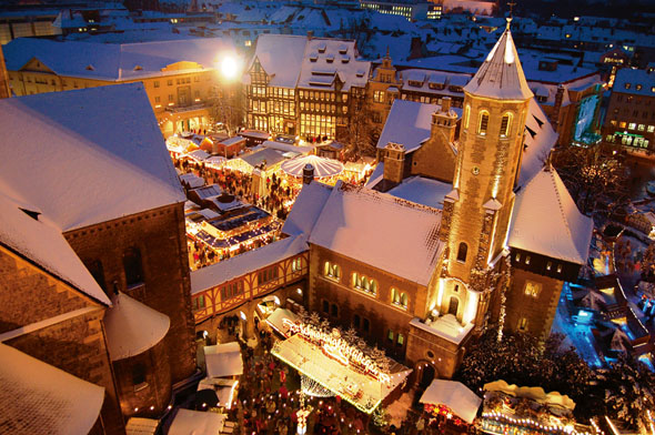 Vom Turm des Rathauses genießt man den Blick über den winterlichen Markt. (Foto: djd)
