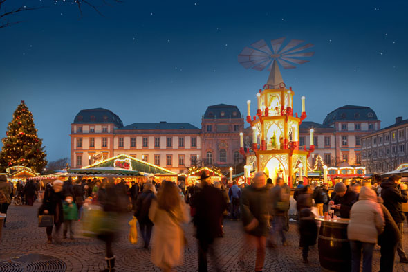 Stimmungsvolle Kulisse für den Weihnachtsmarkt: die Weihnachtspyramide vor dem Darmstädter Residenzschloss. (Foto: Rüdiger Duncker)