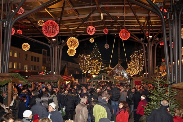 Unter einem großen Glasdach sind die Weihnachtsmarktbesucher in Wolfsburg gut geschützt. (Foto: djd)