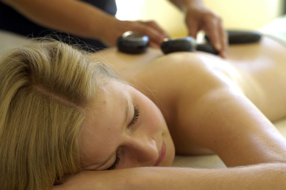 Verwöhnprogramm mit einer Hot-Stone-Massage. (Foto: djd)