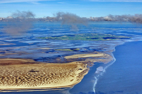 Fotoflug über das nordfriesische Wattenmeer – in der Bildmitte Hallig Süderoog (von SW), dahinter die Insel Pellworm, davor Süderoogsand. (Foto Ralf Roletschek)