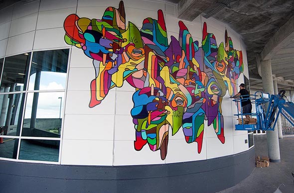 Das brasilianisch/französische-Künstlerduo AVAF setzt bei einer der Außenwände auf schrille Farben. (Foto Martha Cooper)