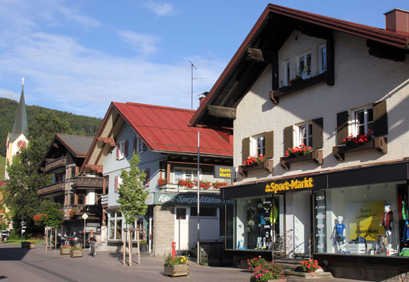 Typisch allgäuische Häuser im Zentrum von Oberstaufen. (Foto Karsten-Thilo Raab)