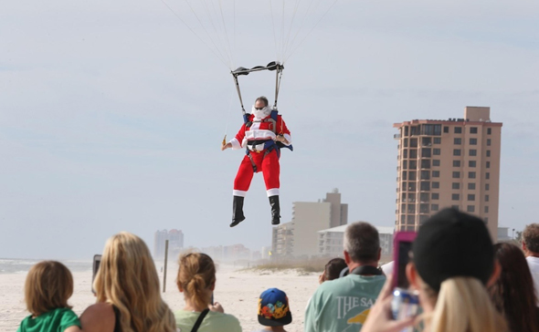 In Perdido Key schwebt am 10. Dezember der Weihnachtsmann ein. (Foto Brian Kelly)