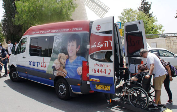 Die Hilsorganisation Yad Sarah organisiert auch den Transport in rollstuhlgerechten Vans. (Foto Yad Sarah)