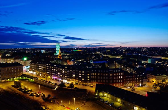 Stimmungsvoller Blick auf die abendliche europäische Kulturhaupstadt 2017. (Foto Comwell)