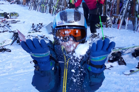 Positiver Nebeneffekt: Selbst bei einer zünftiger Schneeballschlacht bietet die Skibrille Schutz. (Foto Karsten-Thilo Raab)