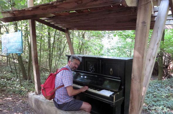 Auf dem Tecklenburger Bergpfad lädt ein Klavier zum Musizieren ein. (Fotos Tecklenburger Land Tourismus)
