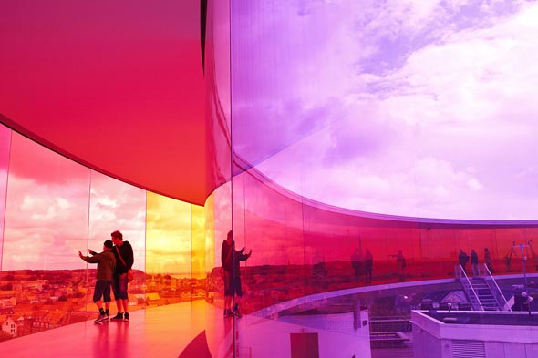 Ein absoluter Hingucker: Das Regenbogen-Panorama des ARoS Aarhus Kunstmuseums. (Foto Claes Bech-Poulsen)