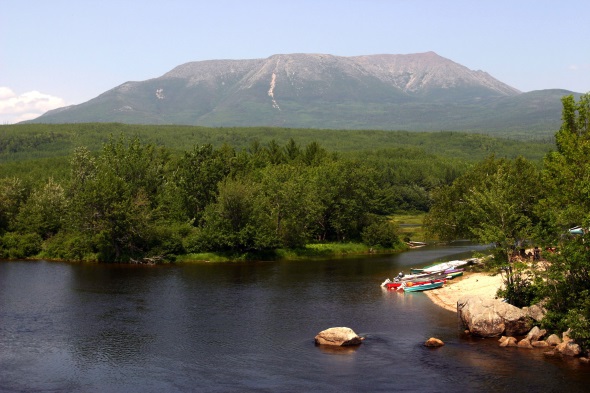 Blick auf den Mount Katahdin vom Ufer des Millinocket Lake.