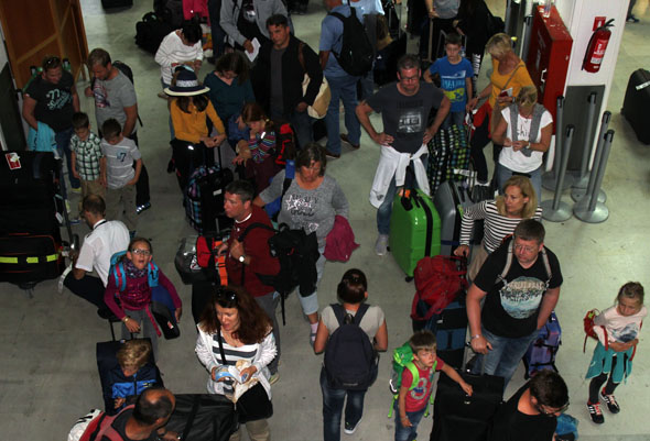 Geduld ist beim Check-in am Flughafen Heraklion von den Passagieren gefordert. 