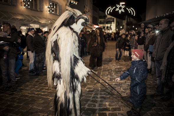 Ein großartiges Spektakel in der Vorweihnachtszeit ist der Klausenlauf in Sonthofen. (Foto Bernhard Huber)