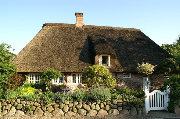 Weit verbreitete Blickfänge im Nolde-Land: mit Reet gedeckte Häuser. 
