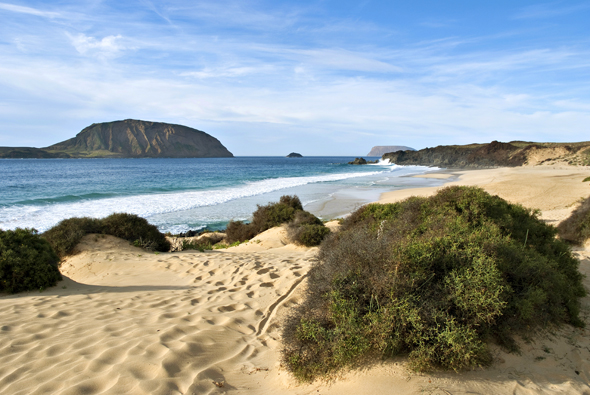 Die feinsandige Playa de las Conchas auf Lanzarotes Nachbarinsel La Graciosa (Foto Turismo Lanzarote)