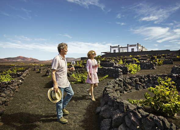 Zu Fuß auf Entdeckungstour im Weinanbaugebiet La Geria auf Lanzarote. (Foto Promotur Turismo de Canarias)