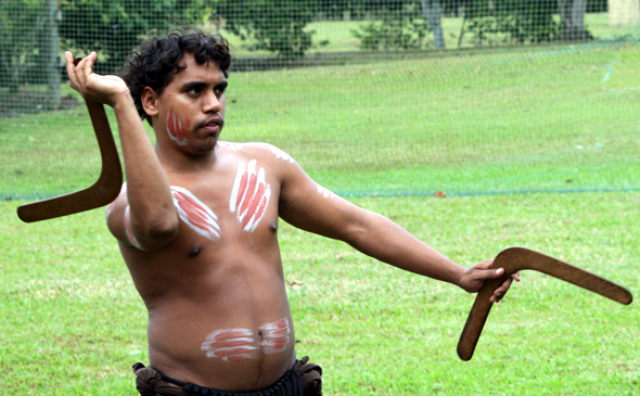 Vielfach vermitteln die Ureinwohner auch den Umgang mit Jagdwaffen wie dem Boomerang. (Foto Karsten-Thilo Raab)