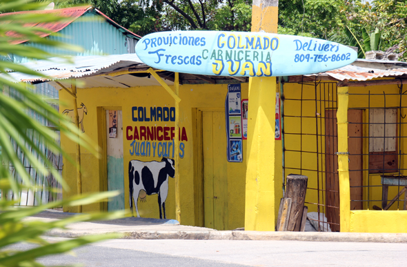 So bunt wie das Leben in der Karibik sind die Geschäfte in Punta Cana. (Foto Karsten-Thilo Raab)