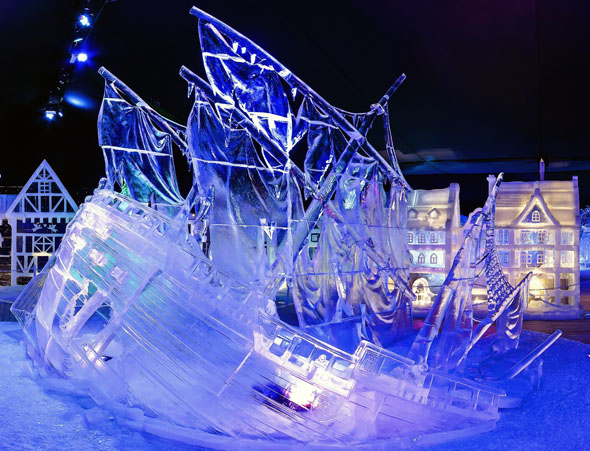 Eine Phantasiewelt aus Eis präsentiert das Eisskulpturenfestival im belgischen Hasselt. 