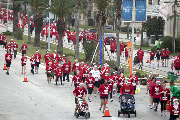 Beim Santa Hustle bekommen Hunderte von Weihnachtsmännern die Lust am Laufen. (Galveston Island CVB)