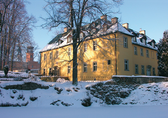Schloss Stonsdorf von Frau Holle mit der weißen Pracht verzaubert. (Foto Klaus Klöppel)