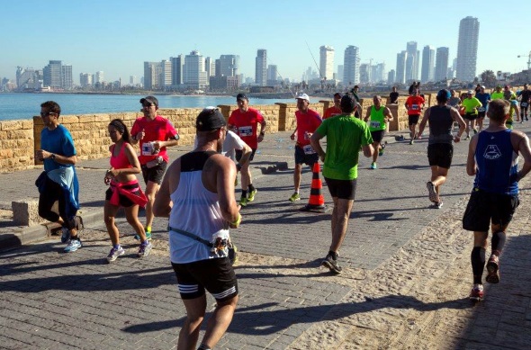 In Tel Aviv führt die Marathonstrecke zum Teil direkt am Meer entlang. (Foto Gilad Kavalerchick)