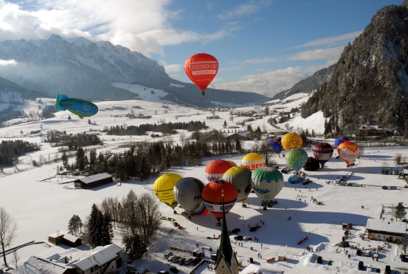 Im Januar starten wieder rund 50 Heißluftballone im Kaiserwinkl zu Wettfahrten. 