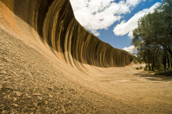 Unweit von Hyden findet sich mit den Wave Rocks eine steinerne Welle. (Foto Tourism Western Australia)