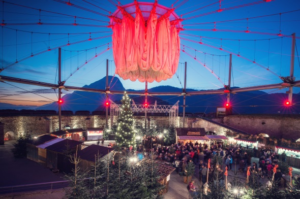 Besonders stimmungsvoll gibt sich der Weihnachtsmarkt auf der Festung Kufstein. (Foto Vanmey-Photographie)
