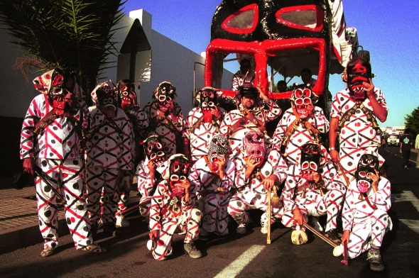 Karneval auf Lanzarote – die teuflische Stierkopfmaske der „Diabletes de Teguise“ geht auf eine der ältesten kanarischen Traditionen zurück. Ursprünglich schmückten sich die Ureinwohner mit Ziegenköpfen, ein Symbol für Fruchtbarkeit. 