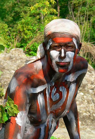 Körperbemalung legen die Aborigines immer wieder zu traditionellen Zeremonien an. 