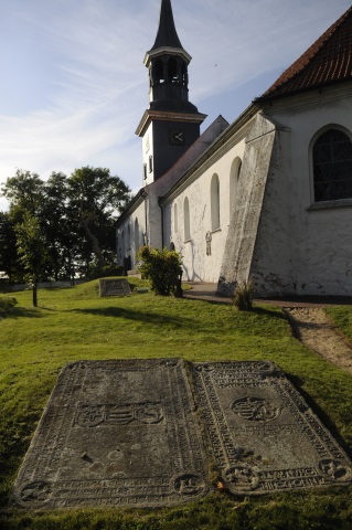 Grabplatten und Kirche in Lunden (Foto Nordsee Tourismus)