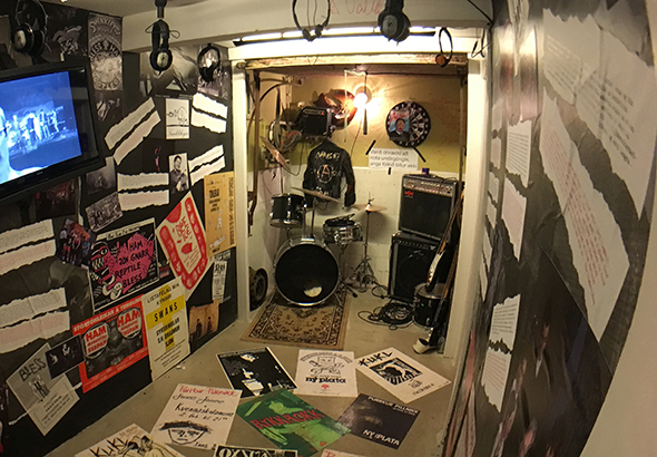 Das Punk-Museum ist voll gestopft mit Devotionalien rund um den Musikstil. (Fotos Bryan Riebeek)