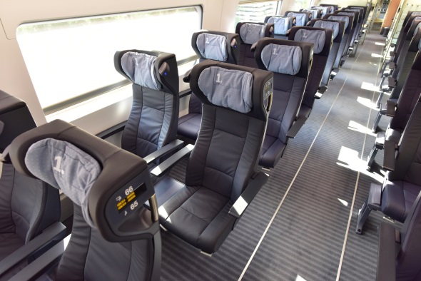 In der ersten Klasse finden sich komfortable, mit Leder überzogene Sitzplätze. 