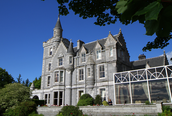 Das Ardoe House Hotel & Spa in Aberdeen erinnert äußerlich stark an ein Schloss. (Foto Karsten-Thilo Raab)