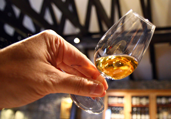 Das Tasting ist fester Bestandteil zum Abschluss der Tour durch die Royal Lochnagar Destillerie. (Foto Karsten-Thilo Raab)