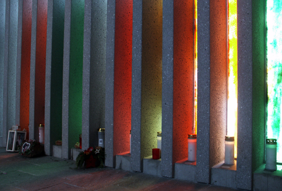 Die farbigen Glaslamellen sind mit dem Name der Opfer versehen. (Foto Karsten-Thilo Raab)