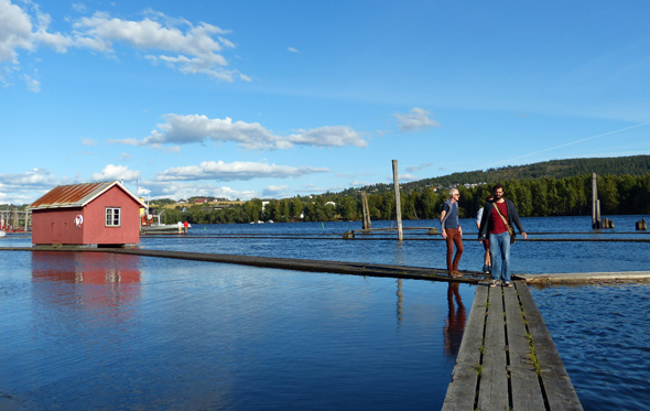 Klappt´s noch mit dem Gleichgewicht? 2,5 Kilometer auf Wankelplanken über´s Wasser laufen - das Flößermuseum in Fetsund (das einzige in Norwegen) macht´s möglich.