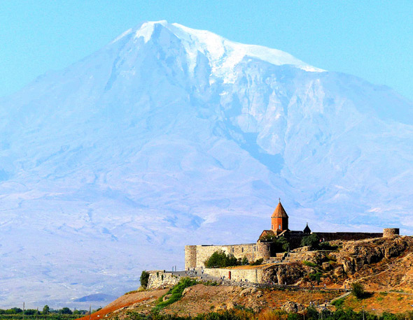  Im Morgenlicht ein göttlicher Anblick - Kloster Chor Virap vor Armeniens heiligem Berg Ararat. (Foto Katharina Büttel)