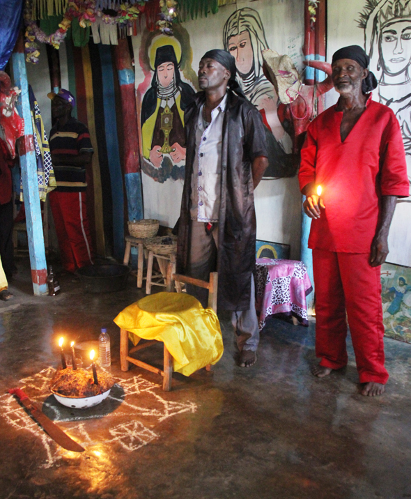 Schamane Edward und sein Helfer Maurice konzentrieren sich auf die Voodoo-Zeremonie. (Foto Karsten-Thilo Raab)